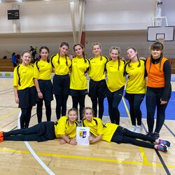 Dívky ze ZŠ Sezemice obsadily druhé místo na florbalovém turnaji a postupují do finále
