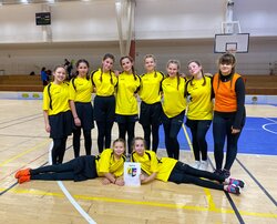 Dívky ze ZŠ Sezemice obsadily druhé místo na florbalovém turnaji a postupují do finále
